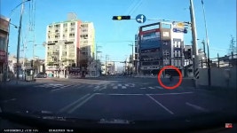 황색등 직진할 때, 옆에서 혼자 넘어진 자전거...“치료비 2200만원 배상 억울해”