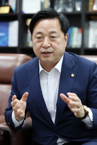 김두관 모두까기… 이낙연·秋에 “한나라당과 야합” 이재명엔 “푼돈 주려해”