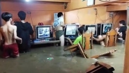 무릎까지 물 찬 PC방서도… 게임이 즐거운 필리핀 소년들