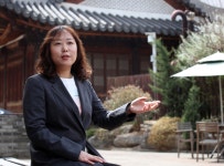 낮에는 공무원, 밤에는 소설가. “퇴근 뒤 저녁밥 10분만에 먹고 소설씁니다.”