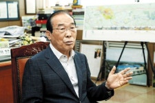 “매년 500여 팀 훈련 오는 스포츠 메카… 종합운동장 완공 땐 年 500억 수익”