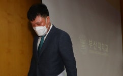 조국, 딸 입학 취소 입장문 10분간 6번 고쳤다… “성적 높다” 능력 부각