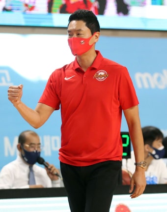 전희철 감독, 데뷔 무대 우승... SK, KBL 컵대회 정상에