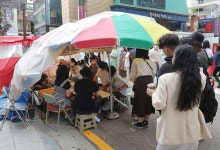 연기하러 갔다가 300개 만들었다…‘오징어 게임’ 달고나 장인 부부