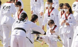 한국에 온 아프간 아이들에게 태권도 교육
