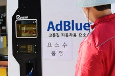 “1만원짜리 요소수가 12만원…다음주 다 마른다더라” 트럭기사의 한숨