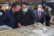 가락시장 찾은 윤석열, 미식가 면모 과시… “제2의 백종원이냐”