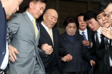전두환 前 대통령, 이순자 여사와 함께 화장실 가다 쓰러져