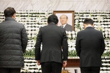45년 악연 마무리…전두환 빈소에 도착한 박근혜 ‘진짜 화환’