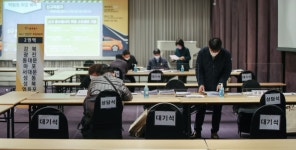 서울 택시 ‘취업박람회’...코로나 시국 일자리 찾는 중년 남성들