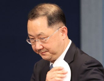 文대통령, ‘아빠찬스 아들 논란’ 김진국 민정수석 경질