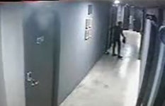 새벽 5시 모텔털이범… 당당히 들어가 명품·휴대폰 들고 나오네