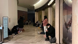 천만원 들고 백화점 개구멍 찾는 ‘샤넬 노숙자들’ [라인업]