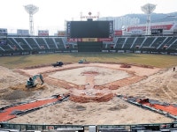사직야구장 그라운드 넓히고, 담장 높인다는데…