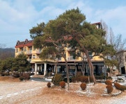 북한강변 대형 펜션, 선착장·다이빙풀에 엘리베이터까지