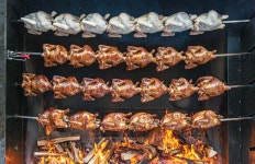 추억의 맛에 마라·바질이… 新장작구이 통닭 열풍