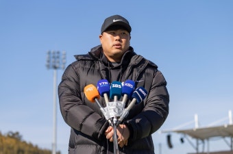 10년 만에 한화 스프링캠프 합류한 류현진 “올해는 슬럼프 짧았으면”