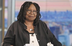 “홀로코스트 인종차별 아냐” 발언 논란… 우피 골드버그, 15년 진행한 방송 출연 정지