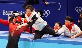 ‘린샤오쥔’ 임효준, 빨간옷 입고 엄지척… 中 금메달에 환호한 3인