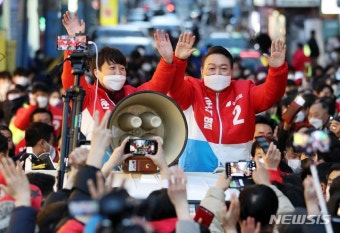 부산서 표심 잡기 나선 이준석… 유세차 아닌 용달차 탄 이유는
