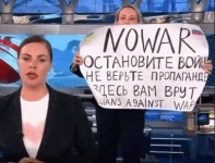 러 생방송 중 ‘전쟁 반대’ 기습 시위... 이 여성의 행방이 묘연하다