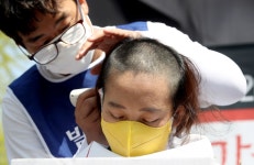 정의당 장혜영, 발달장애인 가족 550명과 단체 삭발 대표 이미지