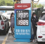 경유가 휘발유보다 52원이나 더 비싸
