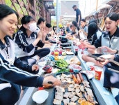 “코로나로 힘들었지?” 졸업생이 마련한 ‘전교생 삼겹살 파티’