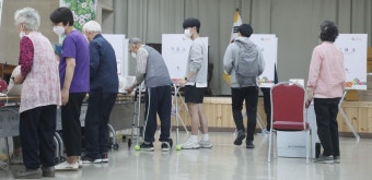 사전투표 첫날 투표율 10.2%… 4년 전보다 75만명 더했다