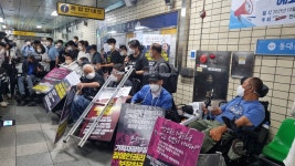 ‘출근길 시위’ 재개한 전장연, 출근 시간 지하철 30분 늦췄다