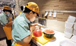 유통업계 “수박 썰어드려요” “신발 수선해드려요”