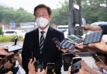 이재명, 성남시장 시절 동시에 공용폰 3개 사용…“비정상적”