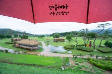 비바람에도 ‘웃상’인 마애삼존불상··· 지금, 만나러 갑니다