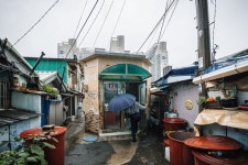 “변소 댕기는 게 일… 우짜겠노? 더우면 더우리 하고 사는기지”