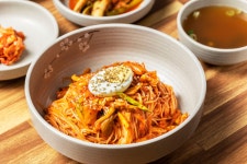 신 김치 잘게 썰어 참기름 한 방울… 어머니가 비벼주던 ‘여름의 맛’