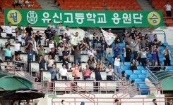 60대 졸업생도, 제주서 온 선배도… 응원전 뜨거웠다