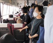 저녁 7시 대기줄 211번째… 40분 기다려 탄 광역버스, 서서 간다