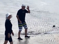 제주로 휴가 간 文부부, 해수욕장 방문…탁현민도 동행