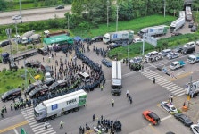 민노총 불법 시위에… 尹정부, 경찰 첫 투입 해산시켰다