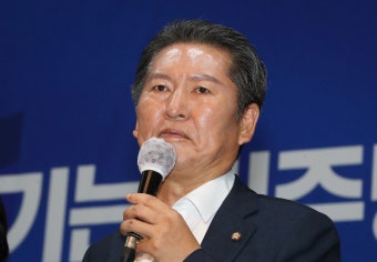 정청래, 노무현 묘역 참배 후 잘 하겠습니다 다짐하며 방명록에 기록하고 문재인 예방 후 수해 현장 방문