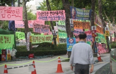[사설] 욕설·비방으로 거리 뒤덮은 현수막 공해, 잘못된 법 때문
