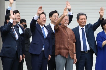 이재명, 文 사저 방문…文, 대문밖까지 마중 나와