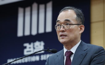 문무일 “검경 수사권 조정 반대하자, 후임총장 윤석열 바로 지명”