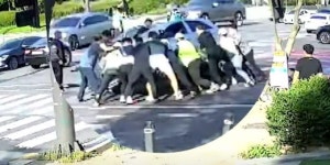 전복사고 나자 우르르 달려간 시민들… 車 ‘번쩍’ 들어 구조