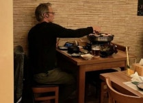 “2주간 8번 왔다”…프라하 한식당서 삼겹살에 푹 빠진 007 빌런