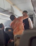 승무원 뒤통수를 ‘퍽’…美항공기서 난동부린 승객 최후