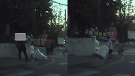 쓰레기더미 무너뜨린 어른… 뒤에 걷던 꼬마가 말없이 정리했다