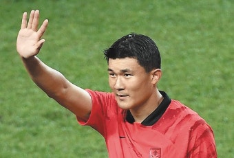 앞에는 손흥민, 뒤에는 김민재