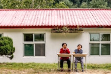 K할매들 ‘잔소리 열전’ 그립다면 이곳으로... 뽀글 파마한 그녀들과 함께 막춤을!