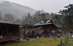 미얀마 군부, 전투기 3대로 민간인 공연장 공습...최소 60명 숨져